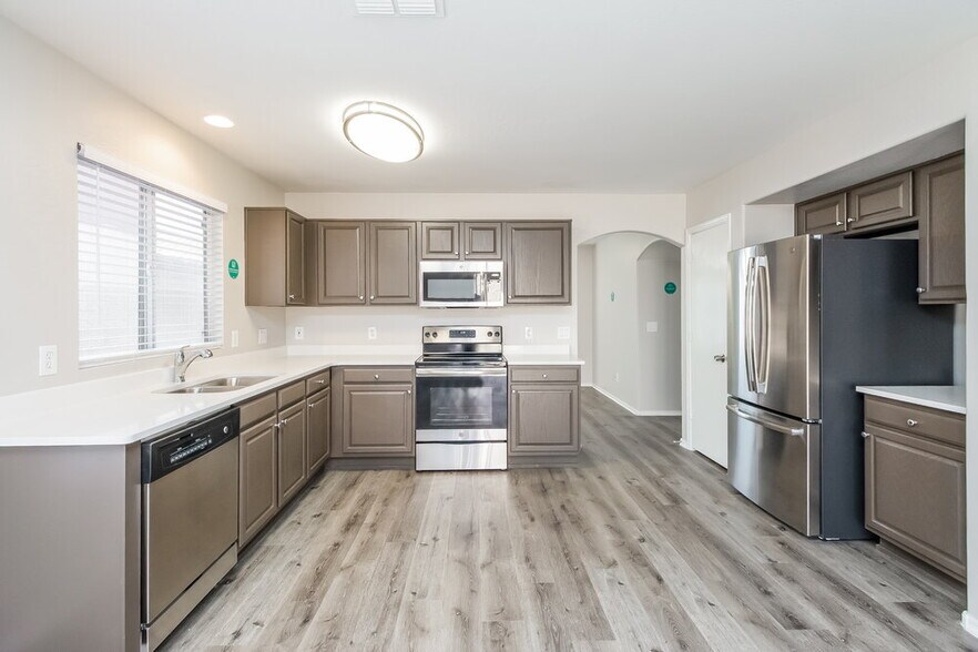 Building Photo - 11834 W Sunnyside Dr