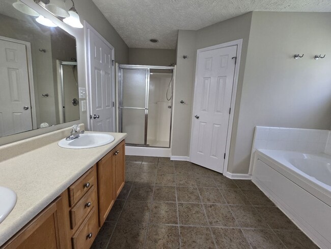 Building Photo - Grays Creek 4 Bedroom, 2 Bath with 2 Car G...