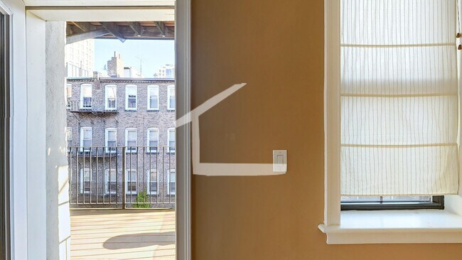 Building Photo - Private Roof Deck, Central Heat/AC, In-Unit Washer and Dryer, Pets Friendly Unit, Luxury Finishes