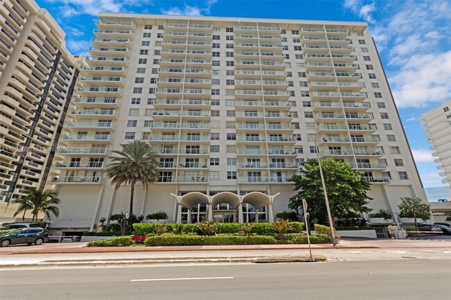 Primary Photo - 5701 Collins Ave
