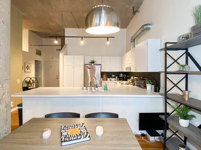 Building Photo - 17 N Loomis St