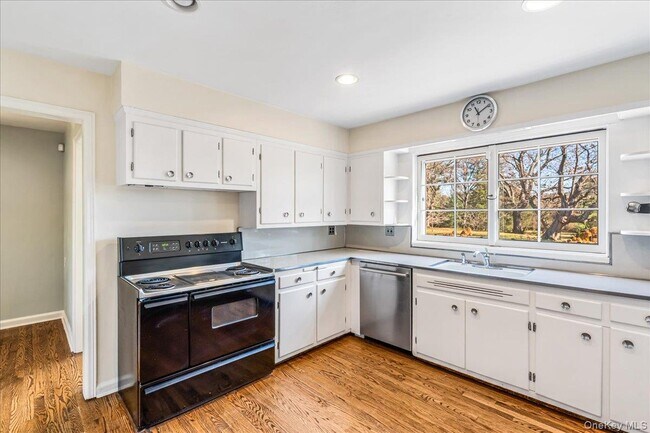 Building Photo - 110 Hegemans Ln