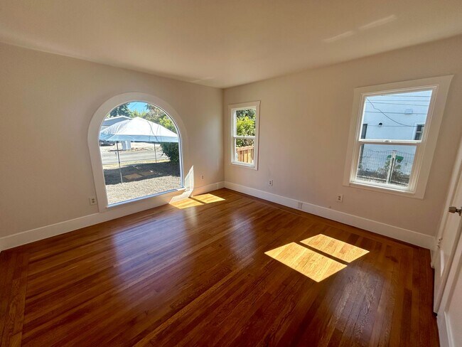 Building Photo - 710 Grove Way