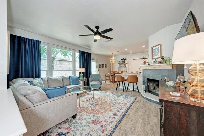 Building Photo - 922 Thackeray Ln