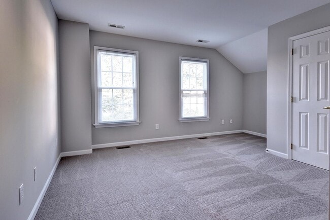 Building Photo - Updated & Spacious Home in Wythe Creek Farms