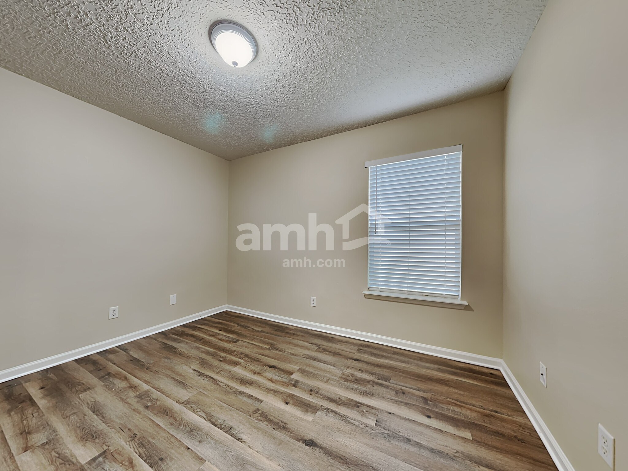 Building Photo - 12336 Deersong Dr N