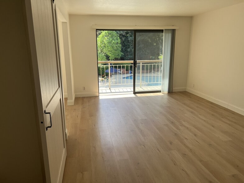 Building Photo - 320 N Civic Dr