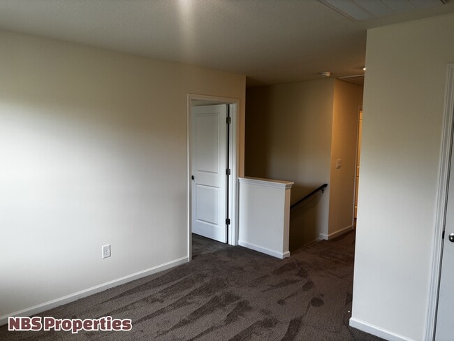 Building Photo - 935 Utopia Ln