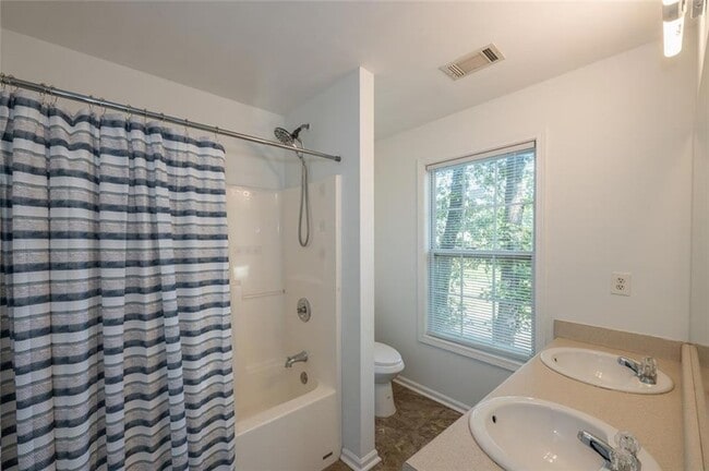 Building Photo - 1331 Memorial Dr SE