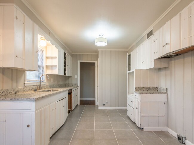 Building Photo - NEWLY RENOVATED - 2BR/1.5BA in Whitehaven!