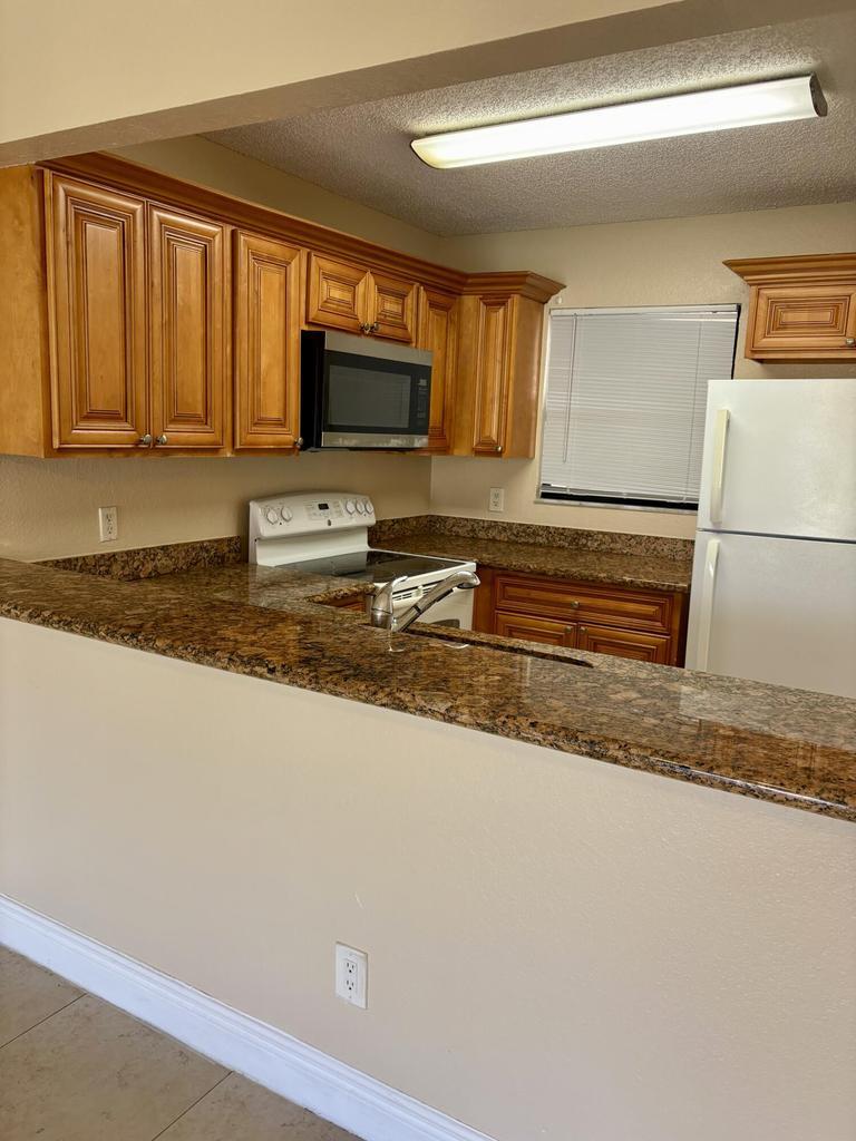 Building Photo - 1545 Lake Crystal Dr