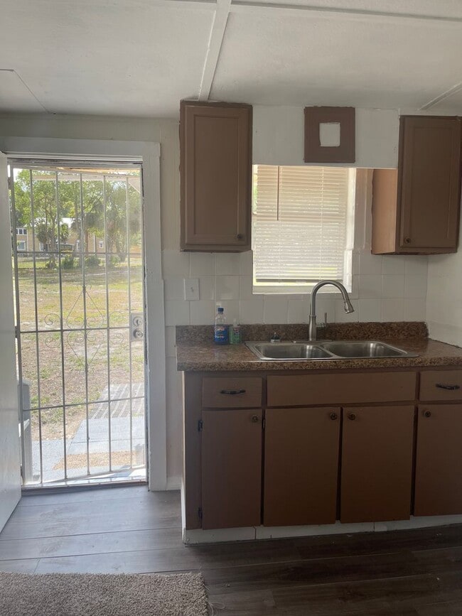 Building Photo - 919 S Washington Ave