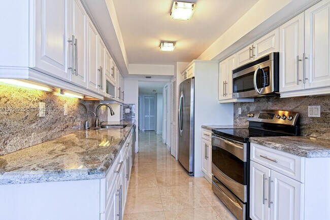 Building Photo - 1925 Brickell Ave