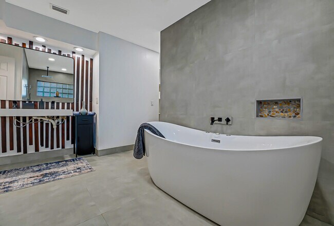 Building Photo - 532 N Palmway