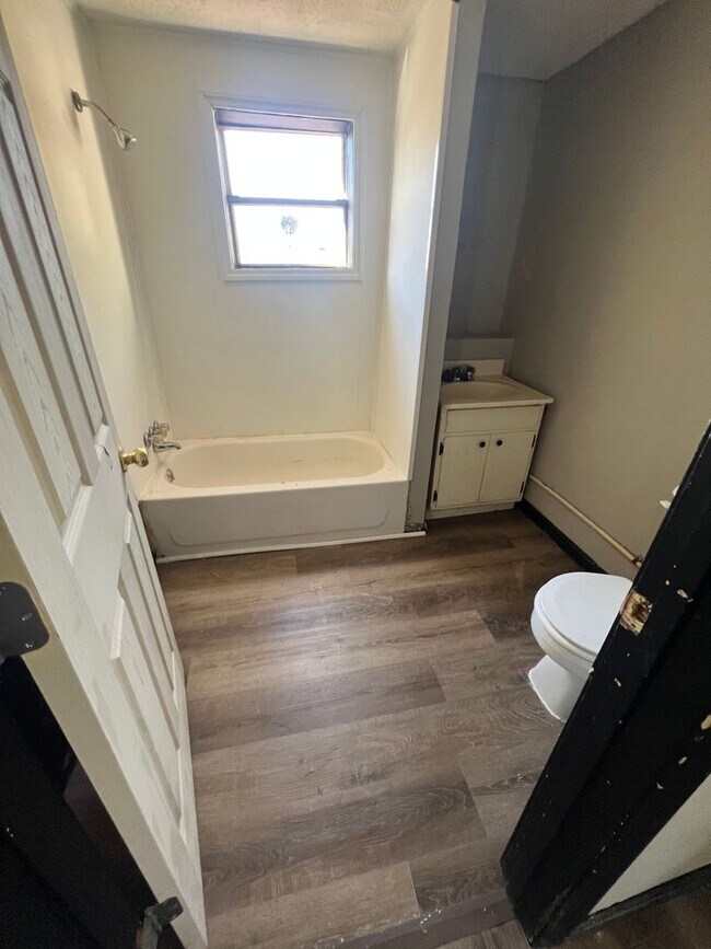 Building Photo - 731 E 3rd St