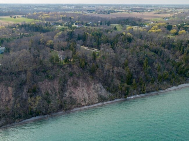 Building Photo - 598 Lake Shore Rd