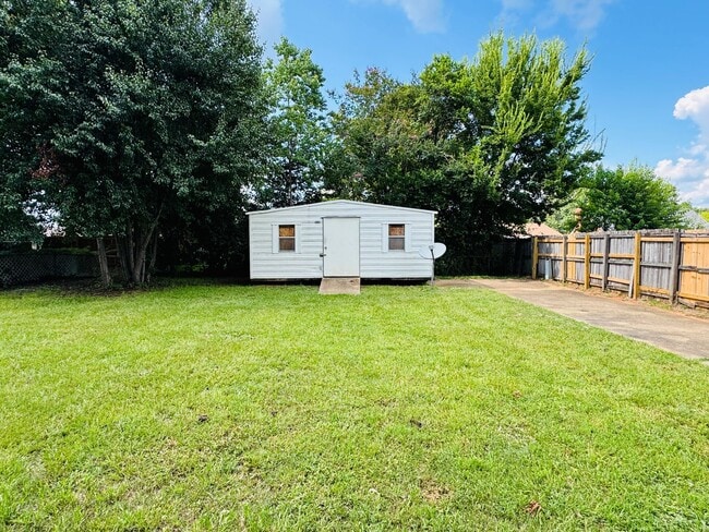 Building Photo - Check Out This 3 Bedroom / 2 Bathroom BRIC...