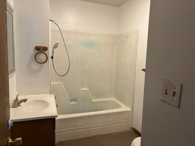 Building Photo - 801e Huggins Rd