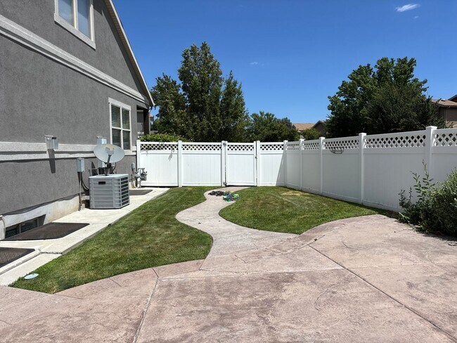 Building Photo - Beauty & Space on Premium Corner Lot!