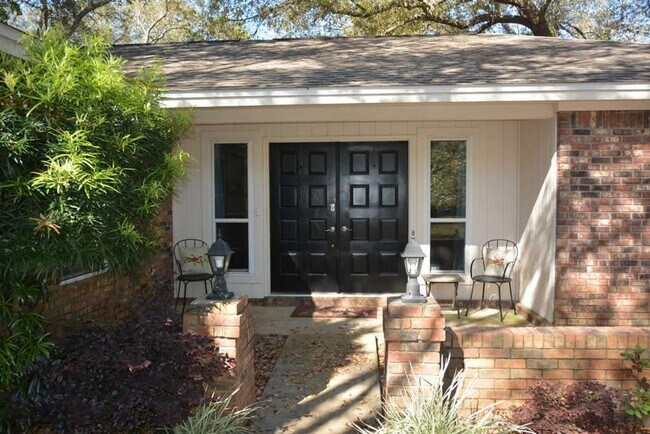 Building Photo - 260 Dominica Cir W