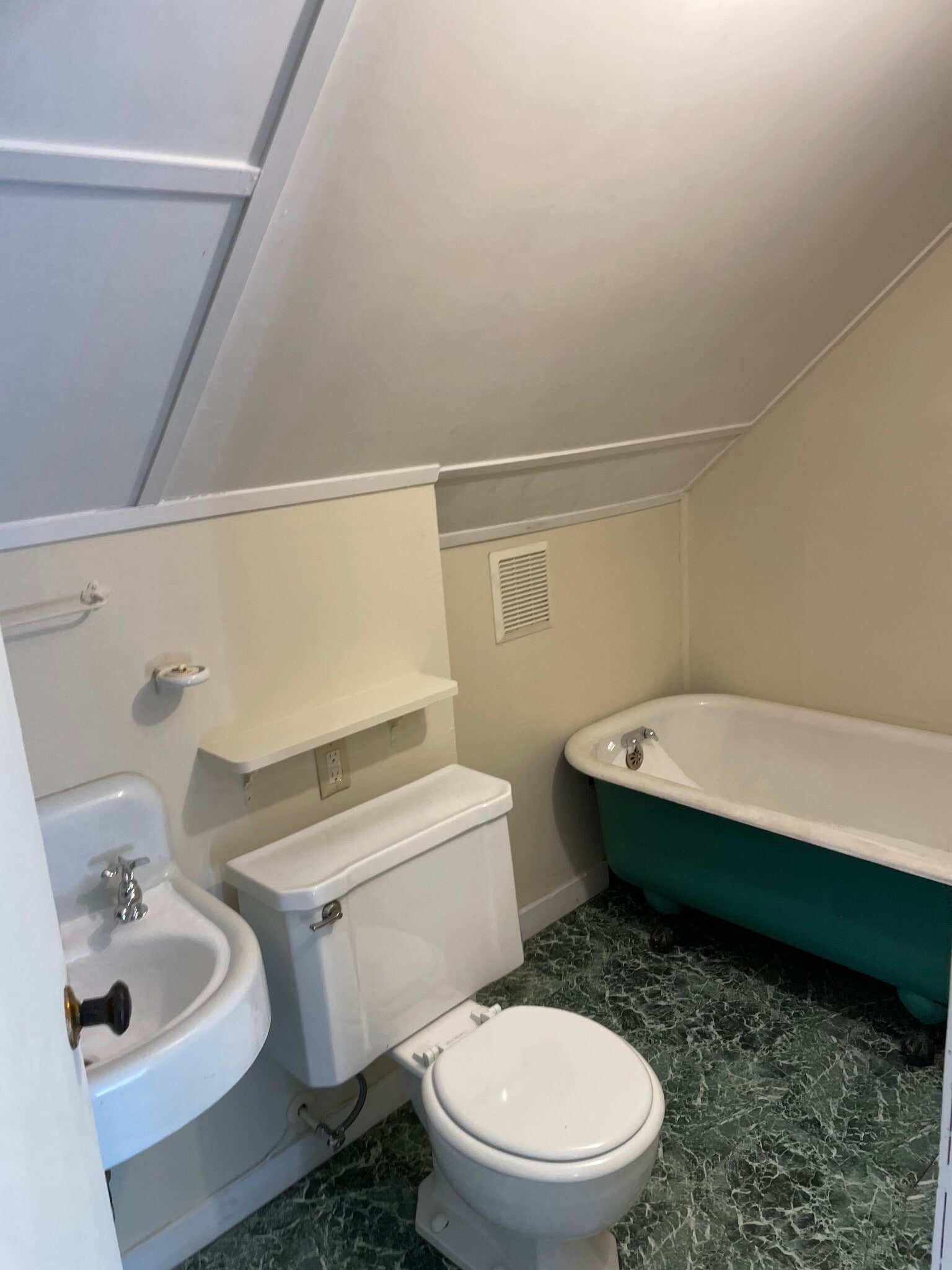 Building Photo - 206 Wales Rd NE