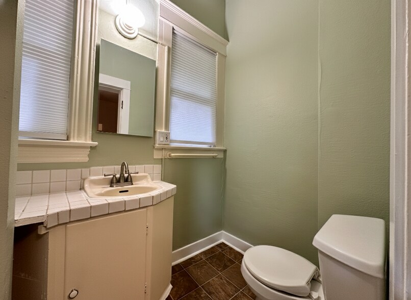 Building Photo - 1843 SW 16th Ave