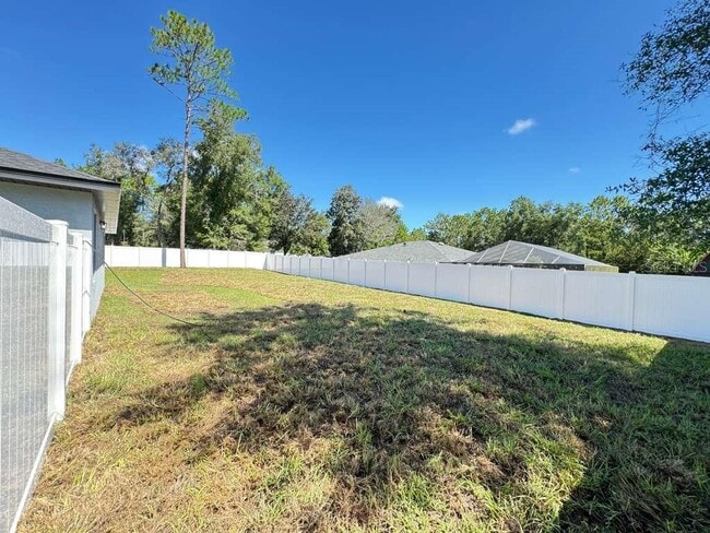 Building Photo - 8419 N Saxon Way