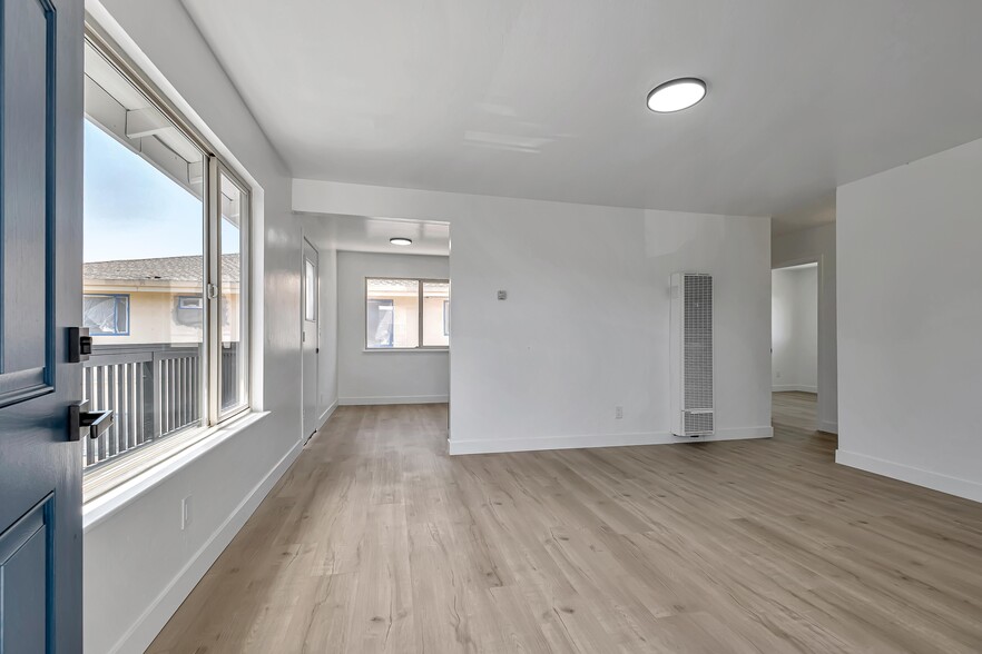 Entrance and living room - 344 Pennsylvania Dr