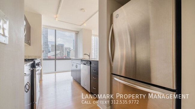 Building Photo - 8 E Randolph St