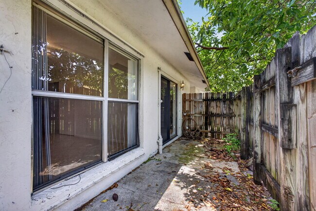 Building Photo - 12395 Peconic Ct