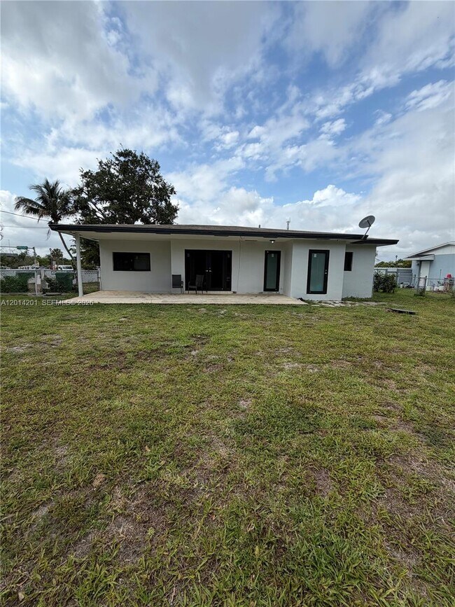 Building Photo - 1410 NW 199th St
