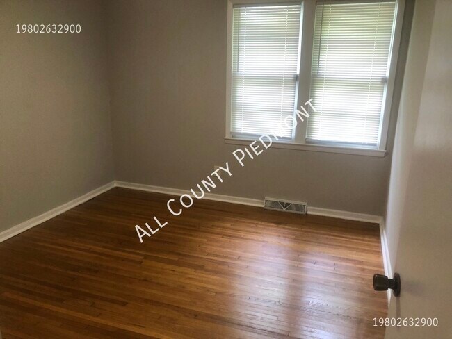 Building Photo - 1925 Kennesaw Dr