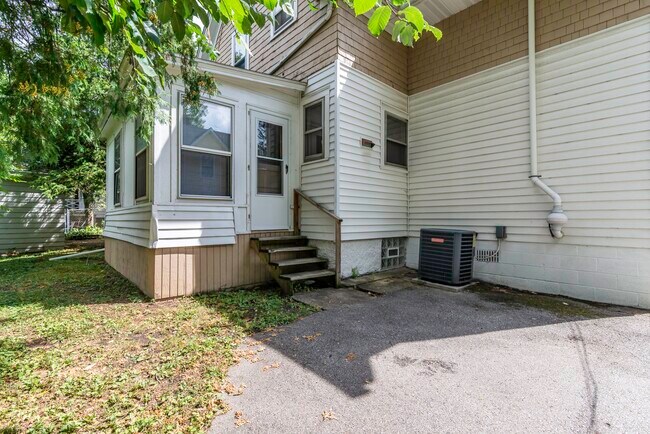 Building Photo - 831 Brookwood Pl