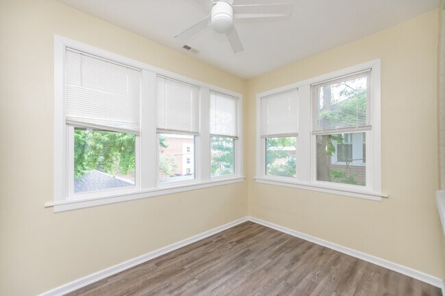Building Photo - 334 S Oak Park Ave