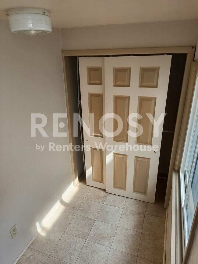 Building Photo - 1BD/1BA Duplex in Saint Paul Available Now