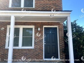 Building Photo - Spacious 1 bedroom 1 bathroom apartment