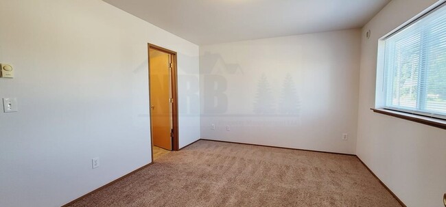 Building Photo - Newly Updated Townhouse in Tacoma! $500.00...