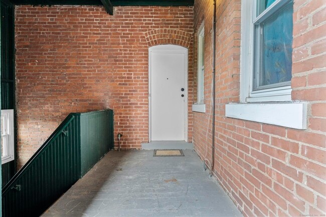 Building Photo - 36 School St