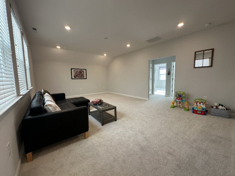 Building Photo - 2430 Field Poppy Dr