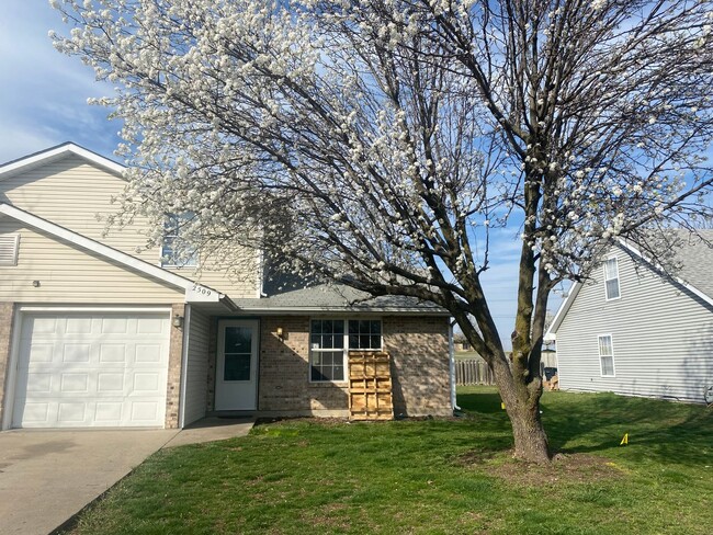 Primary Photo - 2511-2511 Carnation Dr