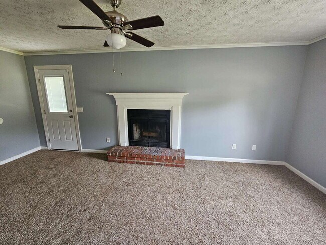 Building Photo - 4 bedroom home only 15 minutes from Fort S...