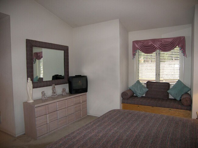 Building Photo - 3 Bedroom Condo in McCloud w 1 Car Garage! Great Location! New pricing!