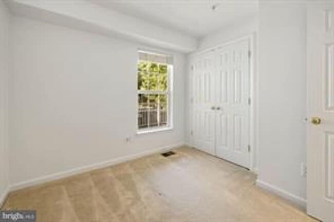 Building Photo - 2 LEVEL CONDO WITH 1 CAR GARAGE, DEN/LOFT ON THE BEDROOM LEVEL, VERY OPEN FLOOR