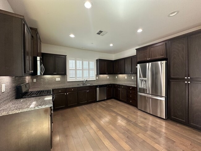 Building Photo - Beautiful Newer Home, Very Clean- Move In ...