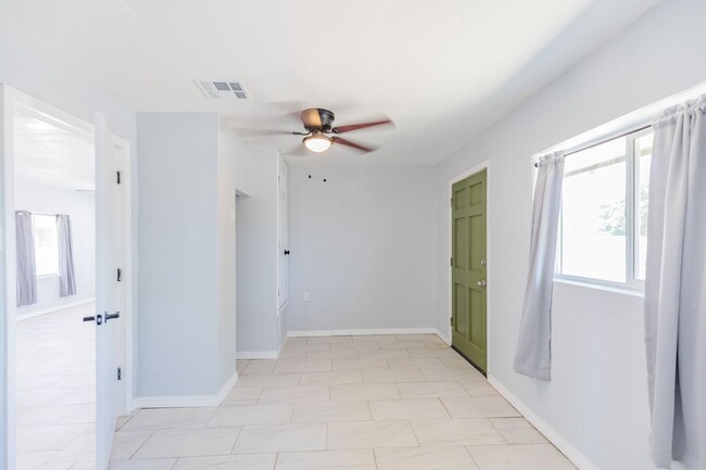 Building Photo - Adorable updated 2 Bedroom 1 Bath Home on ...