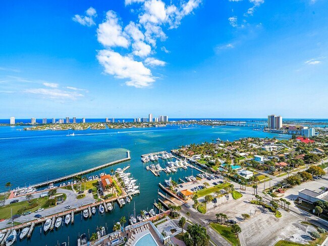 Building Photo - 220 Lake Shore Dr