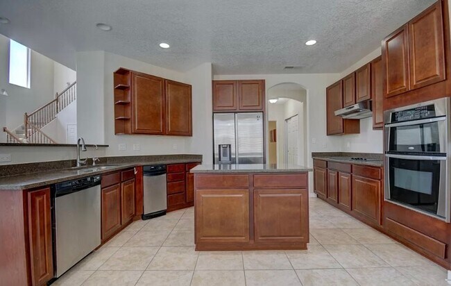 Building Photo - COMING SOON Large 5 Bedroom home with loft...