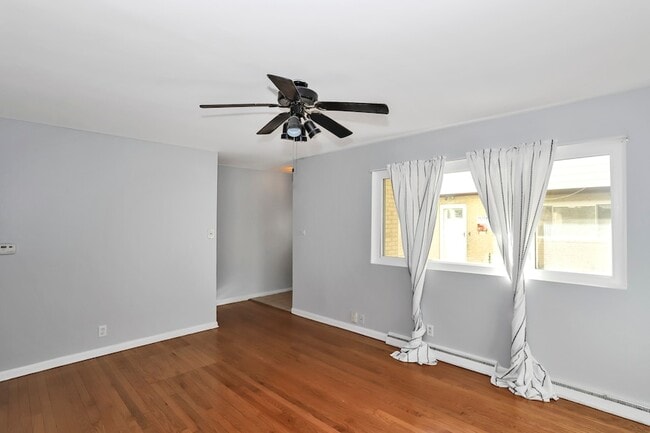 Building Photo - 4843 Elm St