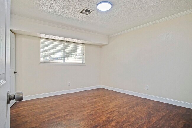 Building Photo - 625 Hawthorne Pl