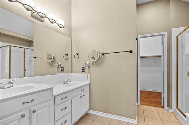 Building Photo - 8108 Twin Oaks Dr